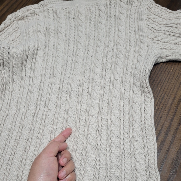 Tommy Hilfiger cable knit sweater w deep V neck. - Picture 6 of 6